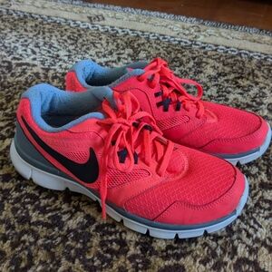 NIKE neon walking tennis shoes